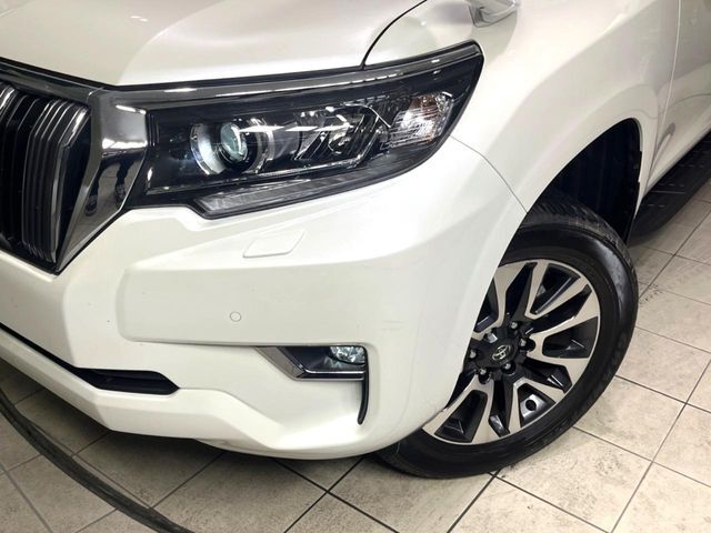 【LEDヘッドライト】悪天候や夜間走行時も良好な視界を確保し安心して運転できる高輝度LEDヘッドライトを装備！点灯速度が早く、消費電力も抑えられています。