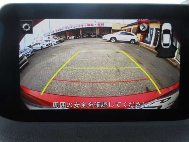 バックが苦手な方は必見！ライン表示付きのバックモニターが障害物を映し出してくれます！