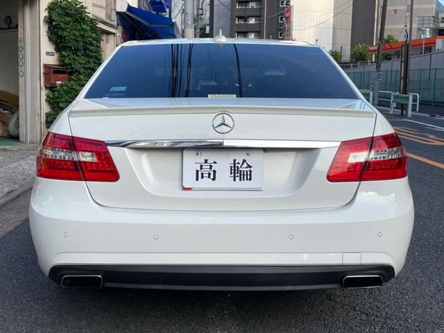 リアディフューザーとマフラーカッターは非AMGモデルのものを流用しカスタムされています。