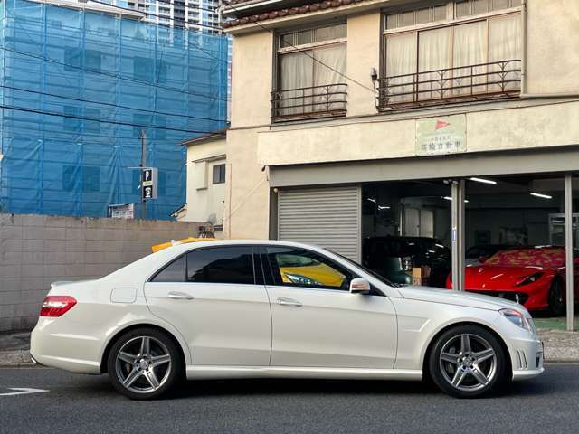 実用的な5人乗りセダンです。