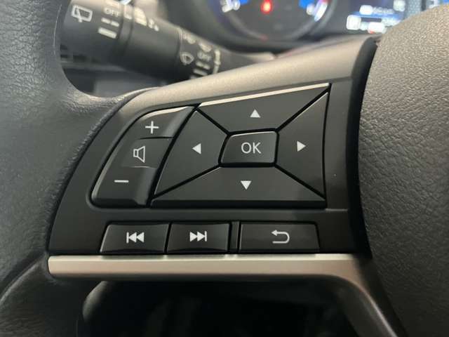 ステアリングスイッチ搭載！ハンドルひとつで手を離さなくても運転中視線をそらさなくても操作が出来て便利です♪