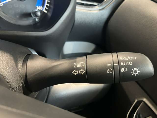 車外の明るさに応じでライトを点灯、消灯してくれるオートライト機能です☆お天気の良い昼間のトンネル走行などオートにしてると便利で安心です☆エンジン停止時にライトの消し忘れも無くなります☆