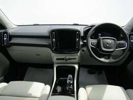 コンパクトなXC40でも上級車種と同様に、縦長式の大型タッチパネルを主体としたインテリア　スマートフォン感覚でナビゲーションやオーディオなどを操作できます