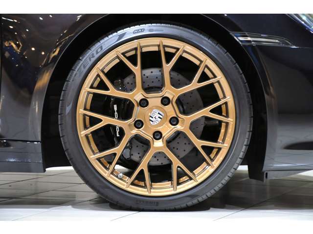 RS Spyder Designホイールはゴールドブロンズにペイントされています。フロント20インチ。