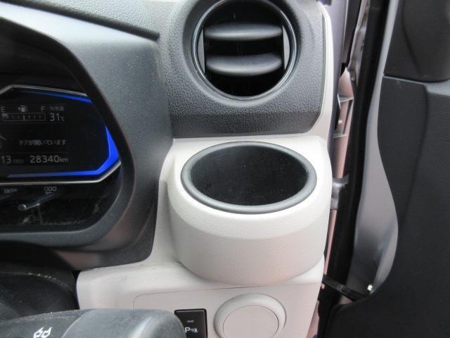 車の中で飲み物を飲むときに欠かせないドリンクホルダーも装備しております♪