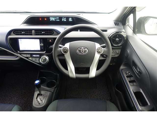 スタイリッシュなインパネ周りです！運転の際、常に目にする部分は、シックにまとめた飽きの来ないデザインが人気です！