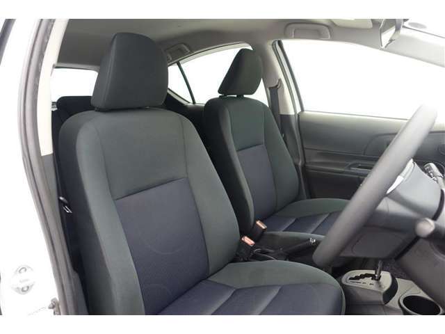 しっかりとしていて上質な座り心地のシートです。　座り心地も良くて長時間の運転も快適ですよ。　肌触りの良いシートが評判です。