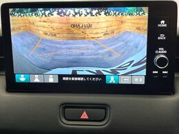 【バックカメラ】駐車時に後方がリアルタイム映像で確認できます。大型商業施設や立体駐車場での駐車時や、夜間のバック時に大活躍！運転スキルに関わらず、今や必須となった装備のひとつです！