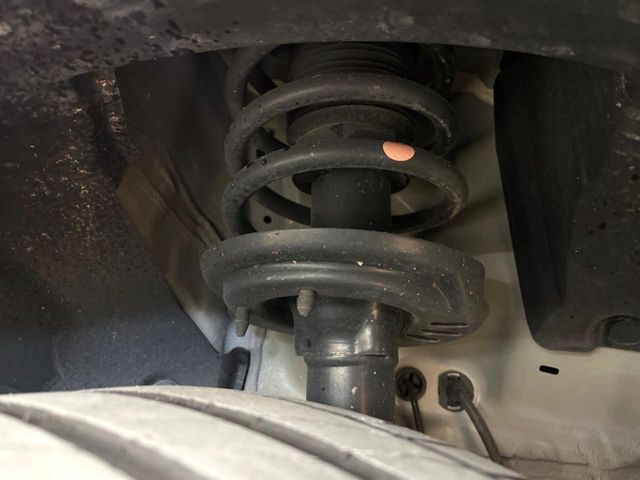 お車を安心してお乗りいただく為には、足回りの定期点検が欠かせません。サービスサポート（有償保証）では無料点検もご提供しており、安心のカーライフをお過ごしいただけるサポート体制が整っています。