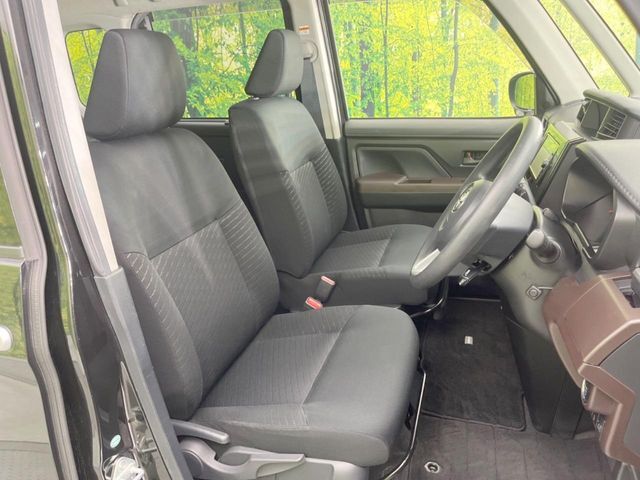 運転席シート廻りは使用感も少なく、良好な状態となっています。前オーナー様が丁寧に使っていたことがよくわかりますね。