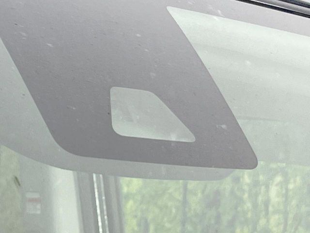【スマートアシスト】走行中に前方の車両等を認識し、衝突しそうな時は警報とブレーキで衝突回避と被害軽減をアシスト。より安全にドライブをお楽しみいただけます。