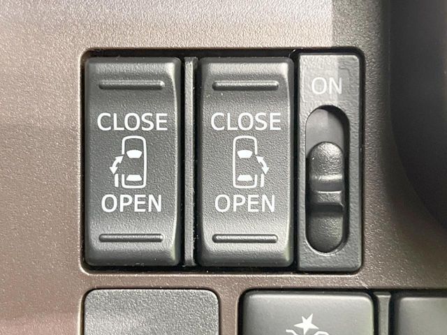 【両側パワースライドドア】スマートキーや運転席のスイッチで後席両側スライドドアの開閉が可能♪電動だから力を入れてドアを開ける必要が無く、小さなお子様でも簡単に開け閉めでき快適です♪