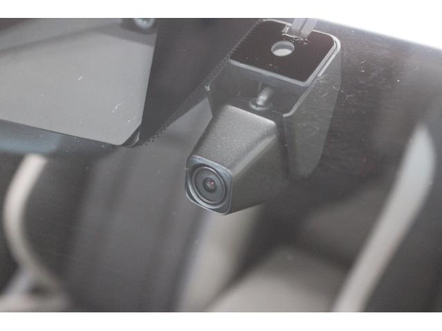 万一の事態もしっかり記録！小型フロントカメラ採用のドライブレコーダーを装備しています