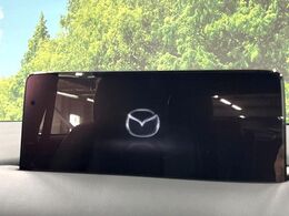 【10.25インチマツダコネクト】車内の雰囲気にマッチした大型ディスプレイ。スマホ接続でのナビ使用やBluetooth再生等、様々な機能が楽しめます。直感的なダイヤル操作が可能で、使い勝手も良好です。