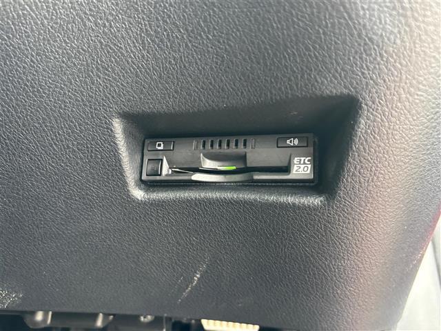 【ETC2.0（DSRC/ITSスポット）】ETCカードを挿入すれば料金所はノンストップで通過できます。ETC限定の割引や、高速道路の情報提供サービスを利用できます。
