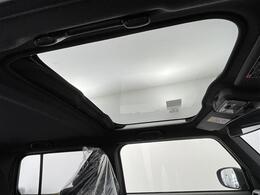 【サンルーフ/ガラスルーフ】室内から空を見上げることができ、密閉された車内が開放的な空間になります。強化ガラスなので通常のルーフのクルマと変わらず安心です。
