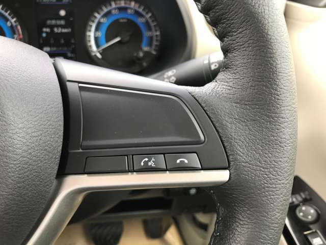 『ハンズフリーフォン』Bluetoothでスマホを繋げておけば、運転中でも手元のスイッチ一つで電話に出ることができます！