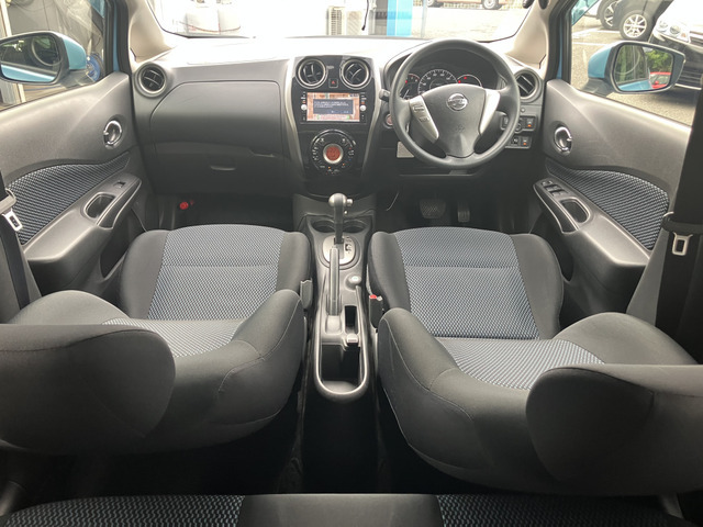 カーズ大阪では中古車販売をメインに各種保険の取扱、板金修理まで幅広く対応しています。中古車販売は全国どこでも対応可能！遠方の方でも安心して買ってもらえるような取り組み・工夫を行なっています。