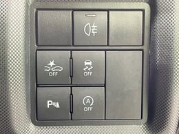【スマートアシスト】走行中に前方の車両等を認識し、衝突しそうな時は警報とブレーキで衝突回避と被害軽減をアシスト。より安全にドライブをお楽しみいただけます。