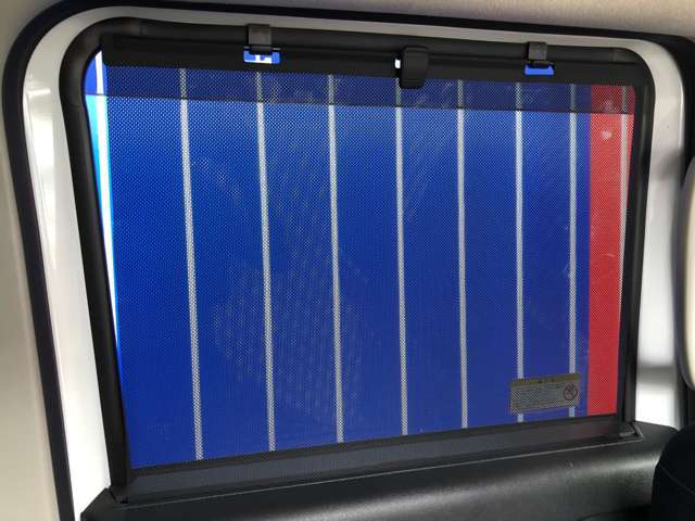 後部座席の窓はロールサンシェード付きで、まぶしい日差しをさえぎってくれます！