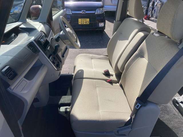 ご来店されたお客様に詳しくお話をさせて頂くために、「修復歴の有無」「不具合箇所の確認」「セールスポイント」等のご案内を行っておりますので、より安心してお乗りいただけるお車となります。