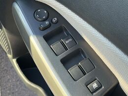 【電動格納ミラー】サイドミラーは電動格納式となっており、狭い駐車場でもキズがつくリスクを抑えられます。
