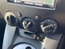 寒い冬も暑い夏も全席に快適な空調を届けてくれる、ダイヤル式エアコンを装備♪