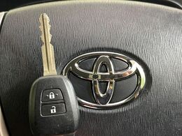 【キーレス】少し離れた場所からでもボタン一つでドアの開錠・施錠ができるのでとっても便利！ドアの鍵穴周りに傷をつけることもありません♪