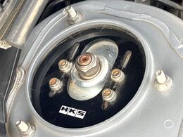 【HKS車高調】車高が低くなり、スタイリッシュな見た目となっております。車両の重心が下がる事で、走行時の安定性も向上します♪