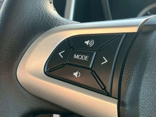 【ステアリングスイッチ】オーディオのボリュームの調節や、ラジオのチャンネルの変更、電話の受け取りなどを可能にします。運転中に目線を下げずに操作可能です。