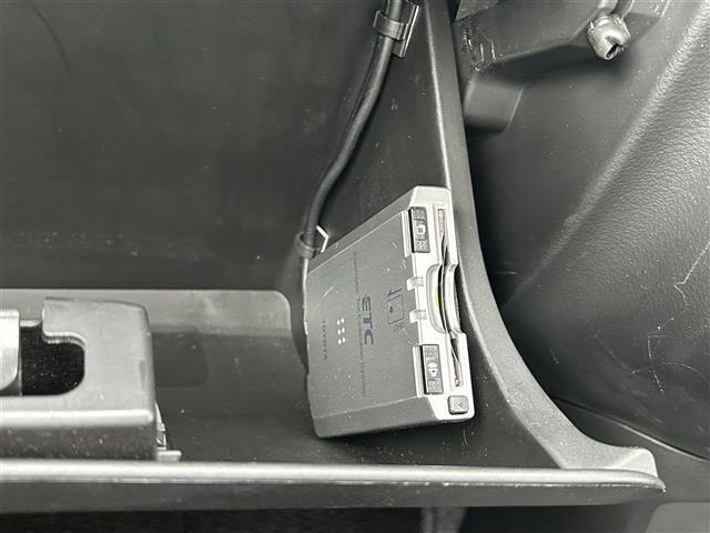 【ETC】有料道路を利用する際に料金所で停止することなく通過できる、ETC車載器（ノンストップ自動料金収受システム機器）が装備されています。セットアップを行うことで利用可能になります。