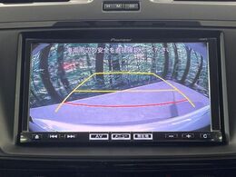 【バックカメラ】駐車時に後方がリアルタイム映像で確認できます。大型商業施設や立体駐車場での駐車時や、夜間のバック時に大活躍！運転スキルに関わらず、今や必須となった装備のひとつです！