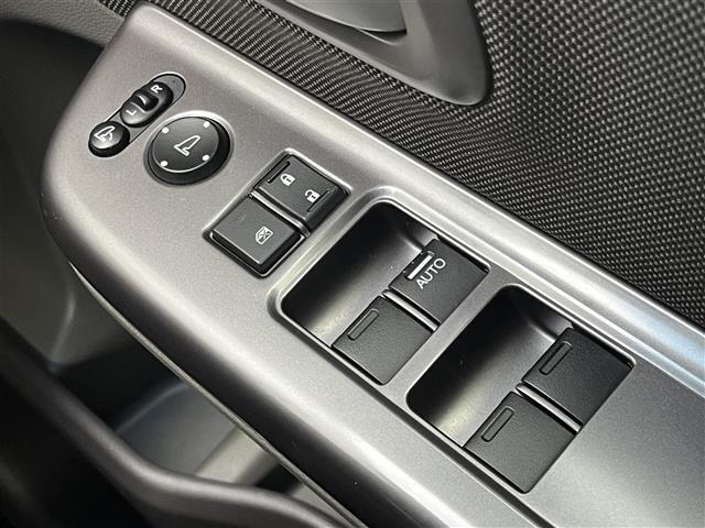 【パワーウインドウ】運転席のスイッチで、各席の窓ガラスの開閉ができます！あると便利ですよね！