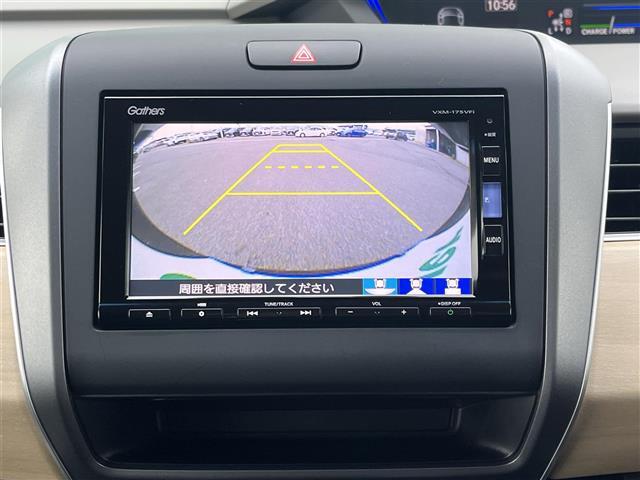 【バックモニター】後ろのカメラの映像をモニターに映し出すことができます！後方の見えない死角や、障害物との距離感をしっかり確認することができます！駐車が苦手な方におすすめです。