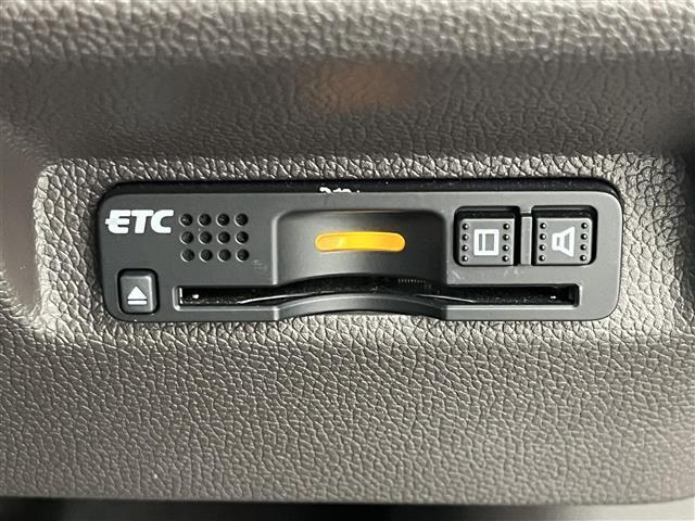 【ETC】有料道路を利用する際に料金所で停止することなく通過できる、ETC車載器（ノンストップ自動料金収受システム機器）が装備されています。セットアップを行うことで利用可能になります。