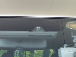 【プリクラッシュセーフティ】前方の車両等を検知し、衝突しそうな時は警報で注意を促し、ブレーキを踏む力をサポート。ブレーキを踏めなかった場合は衝突被害軽減ブレーキが作動、衝突回避をサポートします。