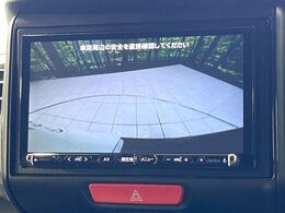 【バックカメラ】駐車時に後方がリアルタイム映像で確認できます。大型商業施設や立体駐車場での駐車時や、夜間のバック時に大活躍！運転スキルに関わらず、今や必須となった装備のひとつです！