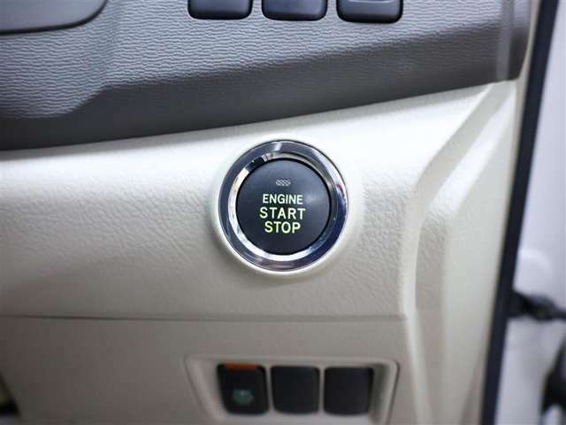 【プッシュスタートボタン】ブレーキを踏みながらスイッチを押すだけで、エンジンがかけられます！キーの差込は不要で、押すと橙色に点灯しますので、分かり易いですね♪