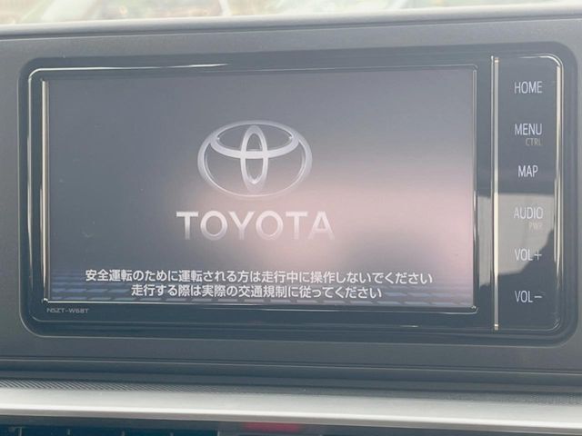 【純正ナビ】人気の純正ナビを装備しております。ナビの使いやすさはもちろん、オーディオ機能も充実！キャンプや旅行はもちろん、通勤や買い物など普段のドライブも楽しくなるはず♪