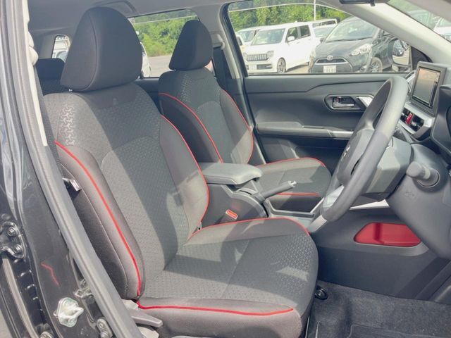 運転席シート廻りは使用感も少なく、良好な状態となっています。前オーナー様が丁寧に使っていたことがよくわかりますね。