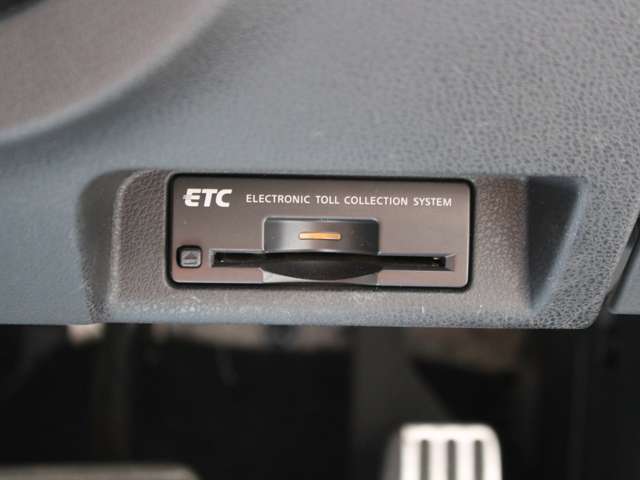 ETCももちろん装備！いまや無い車はないのではないかというくらいですがこちらも例外ではなく装備されております！後からつける手間もお金もかからず高速もスイスイなので友達・家族と遠出も楽しくなるはずです