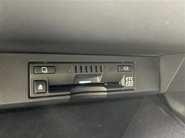 【ETC】有料道路を利用する際に料金所で停止することなく通過できる、ETC車載器（ノンストップ自動料金収受システム機器）が装備されています。セットアップを行うことで利用可能になります。