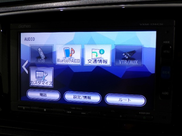 CD、DVD、Bluetooth、AM、FM、AUX、スマートフォン接続ができます。