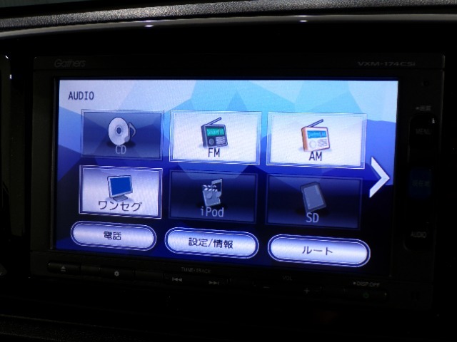 CD、DVD、Bluetooth、AM、FM、AUX、スマートフォン接続ができます。