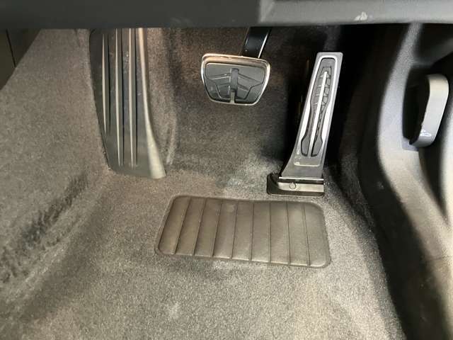 【ペダル】BMWはオルガン式アクセルペダルを採用しています。踏み込む足とペダルが同じ軌跡を描くため、かかとがずれにくく、アクセルコントロールがよりしやすくなるメリットがあります。