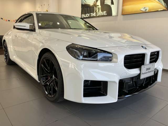 【BMWの伝統-1】BMWの特徴的な“キドニーグリル”は、80年以上続く伝統の形でございます。変わらないこだわりのデザインが、プレミアムブランド“BMW”を創り出します。