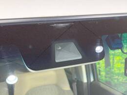 【ホンダセンシング】走行中に前方の車両等を認識し、衝突しそうな時は警報とブレーキで衝突回避と被害軽減をアシスト。より安全にドライブをお楽しみいただけます。