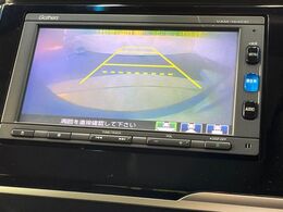 【バックカメラ】駐車時に後方がリアルタイム映像で確認できます。大型商業施設や立体駐車場での駐車時や、夜間のバック時に大活躍！運転スキルに関わらず、今や必須となった装備のひとつです！