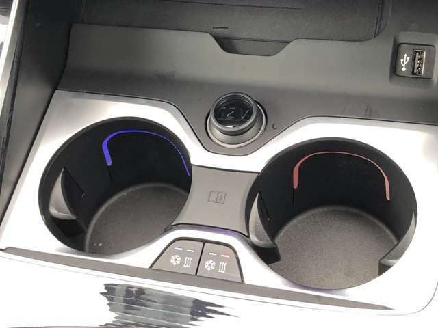 保冷・保温機能付カップ・ホルダー：センター・コンソールに装備されたカップ・ホルダーは、左右のボタンで操作することにより、ドリンクを個別に保冷・保温することができます。