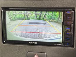 【バックカメラ】駐車時に後方がリアルタイム映像で確認できます。大型商業施設や立体駐車場での駐車時や、夜間のバック時に大活躍！運転スキルに関わらず、今や必須となった装備のひとつです！